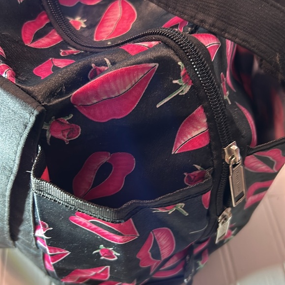 Karriage Mate Tote Kisses & Roses Pink and Black Shoulder Bag - Picture 4 of 8